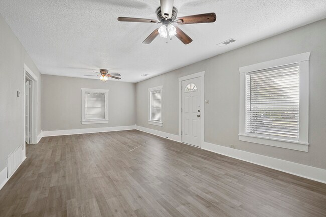 Building Photo - 509 E Heron St