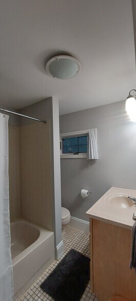 full bath - 91 Johnson St