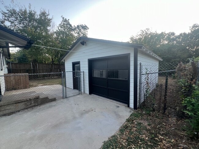 Building Photo - UTA proximity!