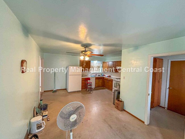 Building Photo - AVAILABLE JUNE - 4 Bed / 2 Bath Home locat...
