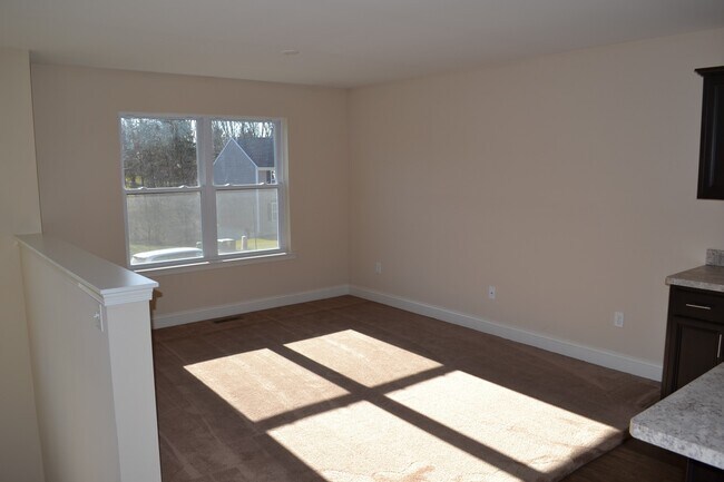 Building Photo - Beautiful Bi-level  Home w/ 2 car Garage and Central AC. One Pet OK!