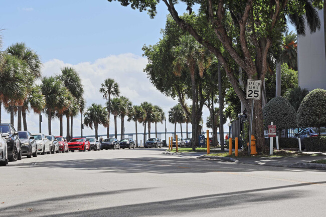 Building Photo - 1200 Brickell Bay Dr