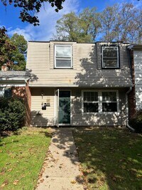 Building Photo - Condo for rent with parking and yard large...