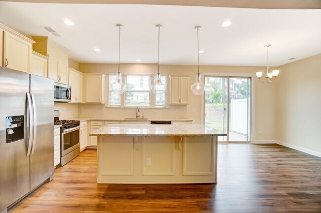 Building Photo - (Coming Soon) 3 Bedroom Townhome in Steele Creek!