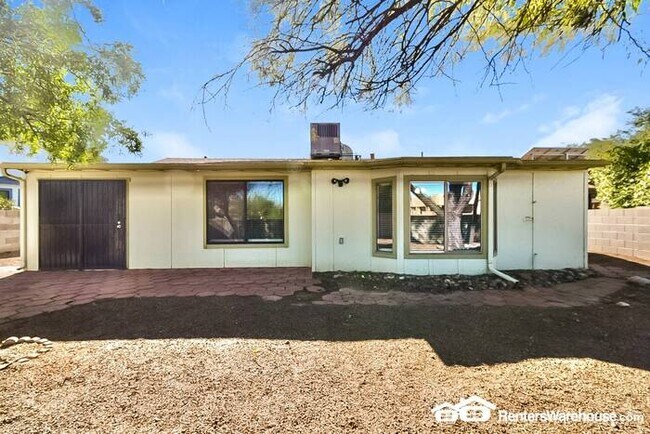 Building Photo - Recently updated 3 Bed, 2 Bath home in Tucson