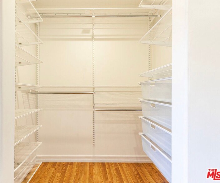 Closet master bedroom - 8251 W 4th St