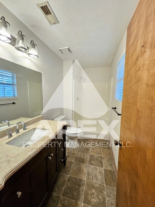 Building Photo - Stunning 3 Bd/2Ba Single Family Home with 2-Car Garage in the heart of Halls!