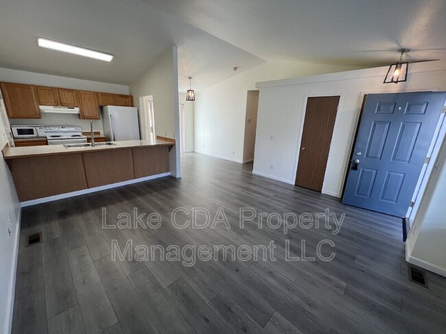 Building Photo - 228 E Ryan Dr