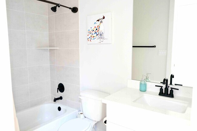 Building Photo - 2304 Live Oak St