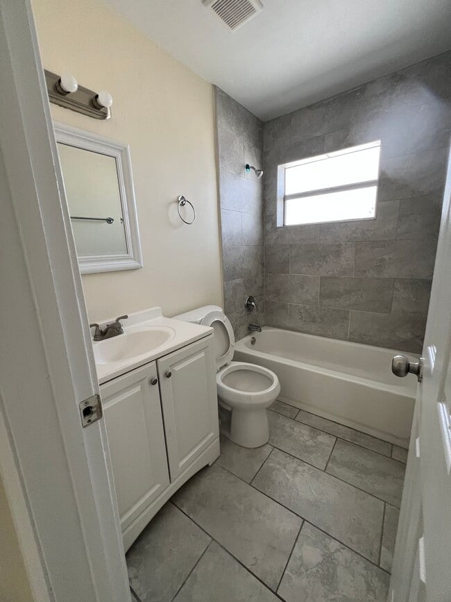 Building Photo - Beautifully updated Two Bedroom PLUS Den/O...