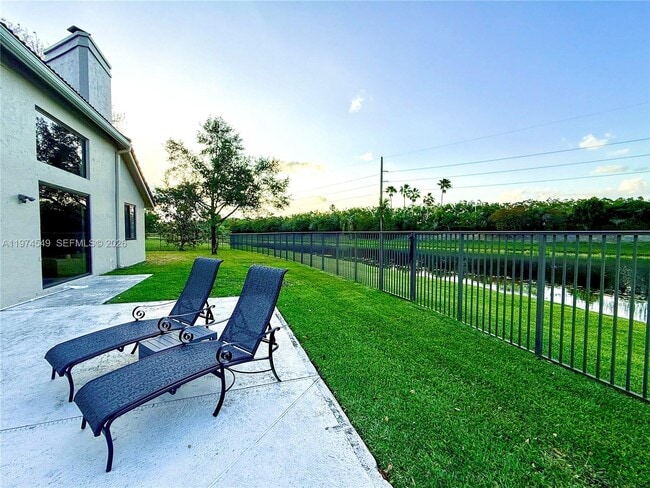 Building Photo - 400 Alexandra Cir