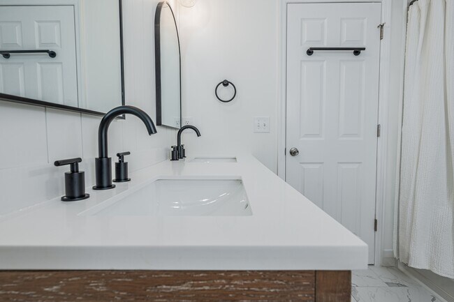 Building Photo - 312 Hawks Bluff Dr