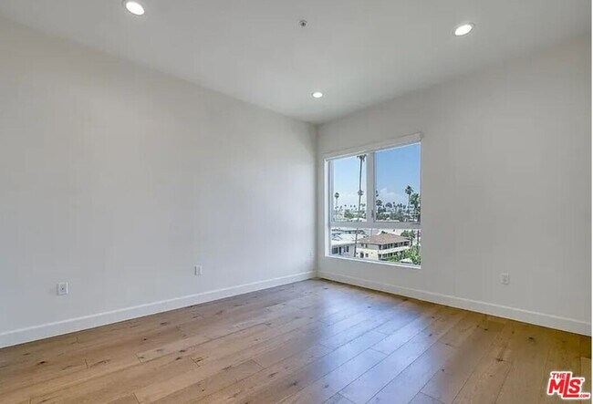 Building Photo - 105 S Mariposa Ave