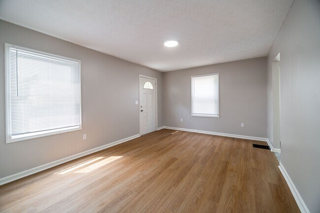 Building Photo - 2204 Howey Rd