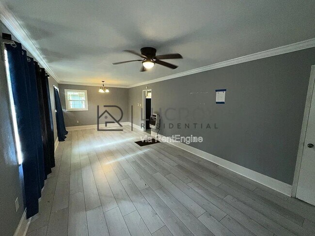Building Photo - 3030 Oak Forest Dr