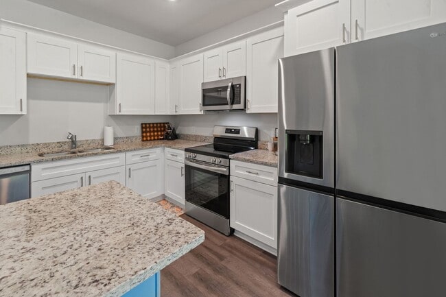 Building Photo - Stunning 3 Bedroom Townhome in Towne Park, Pooler GA