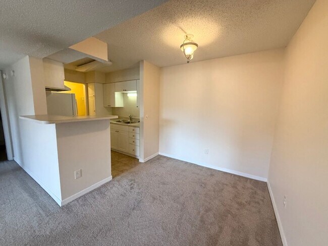 Building Photo - Beautiful Ground-Floor 2 Bedroom, 2 Bathro...