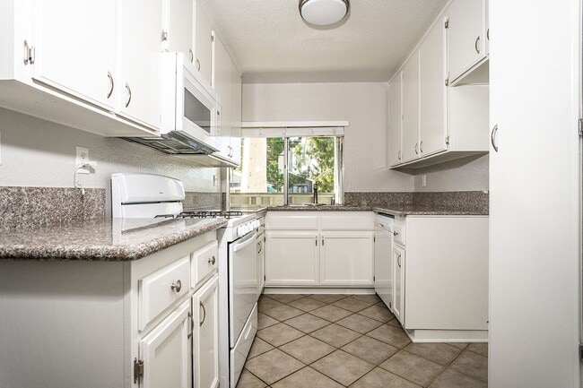 Building Photo - San Dimas The Villas