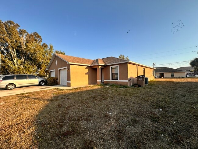 Building Photo - 906 SE 12th Terrace