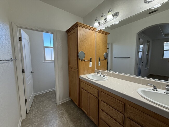 Building Photo - 3 Bedroom 3 Bath Beauty in West Sacramento!