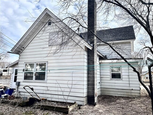 Building Photo - 4 bed 2 bath available June 1st