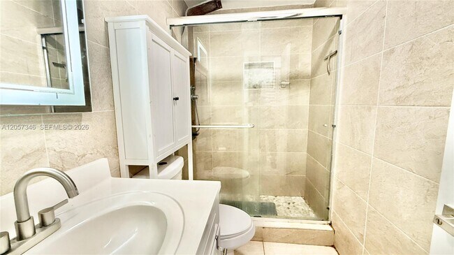 Building Photo - 320 Holloway Dr