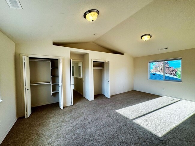 Building Photo - Spacious 3-4 Bedroom Home with Low Mainten...