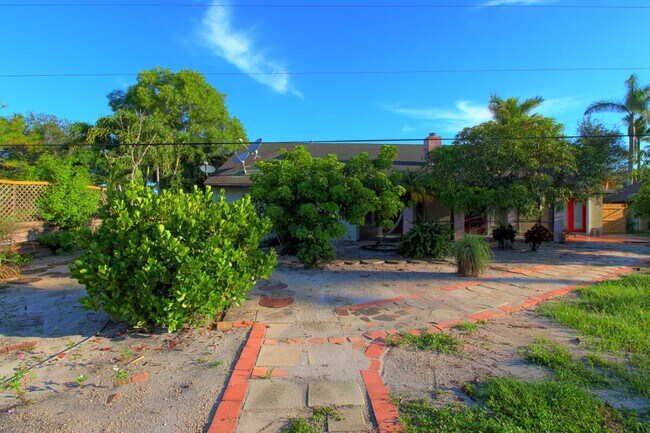 Building Photo - 10690 Barn Rd