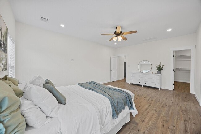 Building Photo - 17701 Village Dr