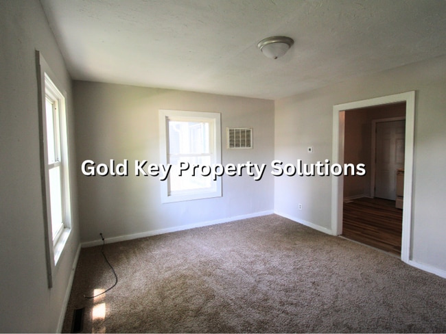 Building Photo - Updated 2 BR 1 BA House with New Flooring and Paint (SECTION 8 APPROVED)