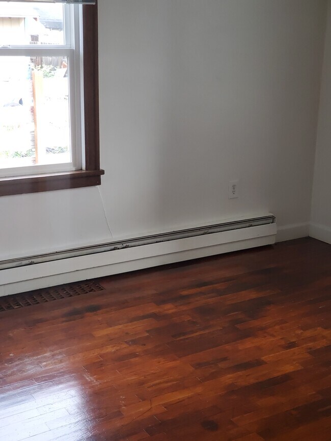 Bedroom - 807 St Helens St