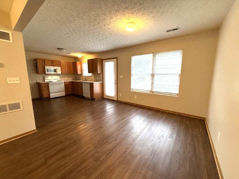 Building Photo - 7127 Black Mountain Dr