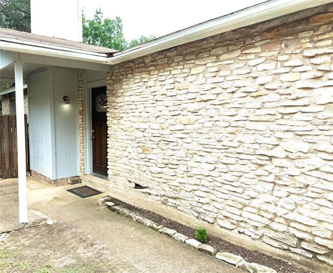 Building Photo - 9901 Hundred Oaks Cir