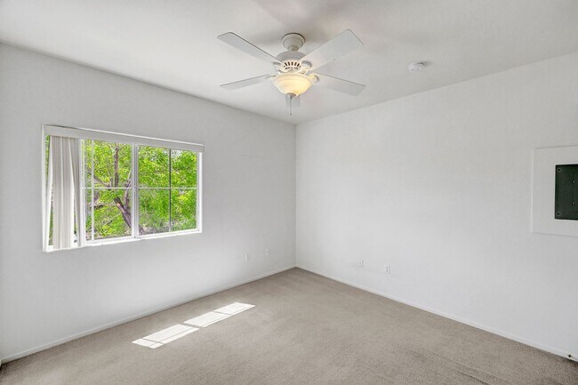 Building Photo - Great 2 bedroom 2 bathroom condo in gated community in Summerlin!