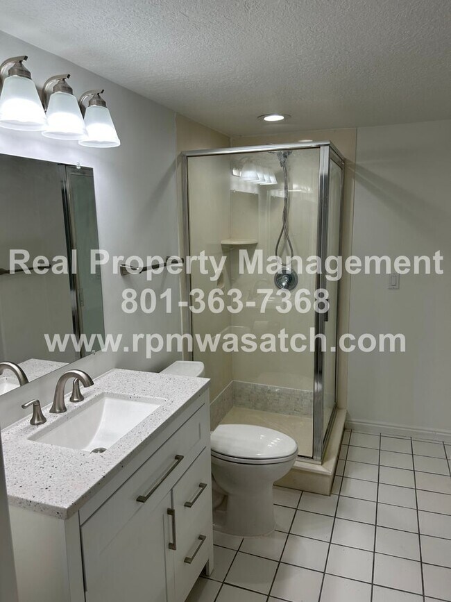 Building Photo - Don't miss out on this gorgeous and spacious basement apartment. It will go fast!!