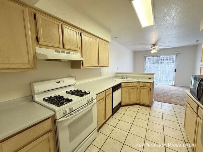 Building Photo - 2840 Lone Cliff Dr