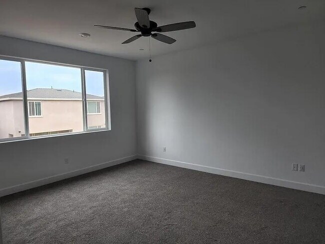 Building Photo - beautiful 4 year old Lennar home