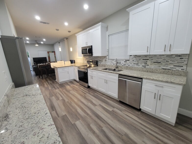 Building Photo - 1804 E Louisiana Ave