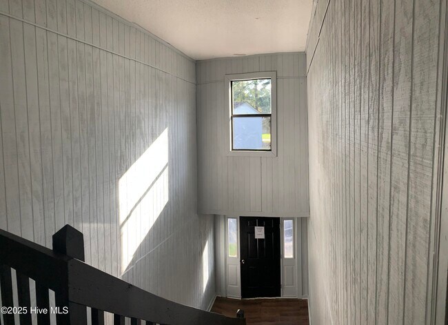 Building Photo - 107 Ravenwood Dr