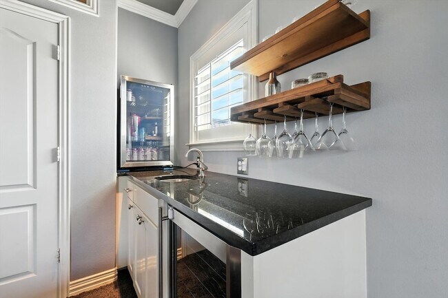 Building Photo - 1500 Pecos St