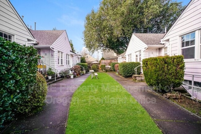 Building Photo - 715 NE 20th Ave