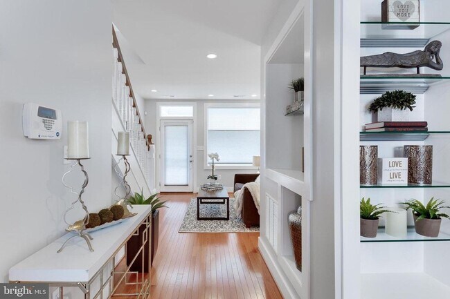 Building Photo - Gorgeous Renovated Rowhome | Walk to Colum...