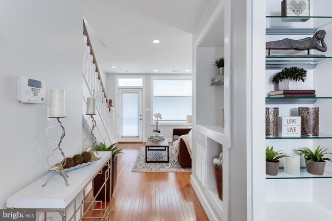 Building Photo - Gorgeous Rowhome Walking Distance to Colum...