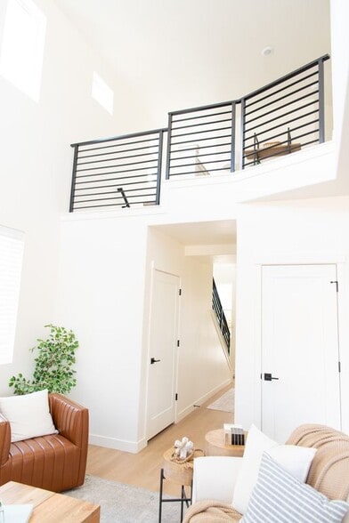 Building Photo - 1802 Drake Ln