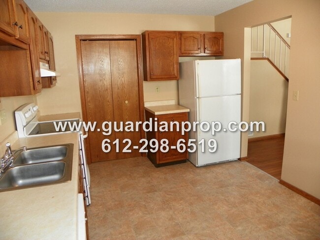 Building Photo - End Unit Townhouse Available June 1st, Vaulted Ceilings, Large Patio, Loft Area
