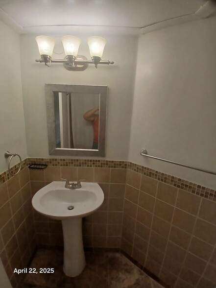 Building Photo - 2850 N Oakland Forest Dr