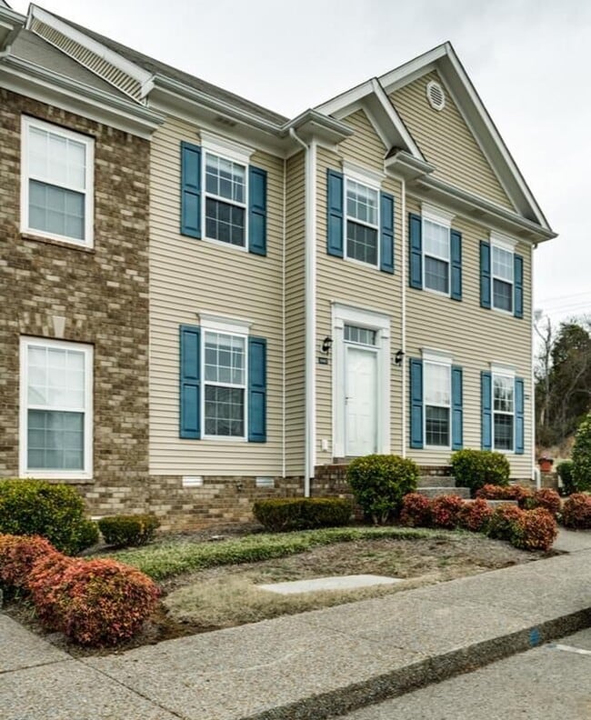 Building Photo - 1047 McKenna Dr