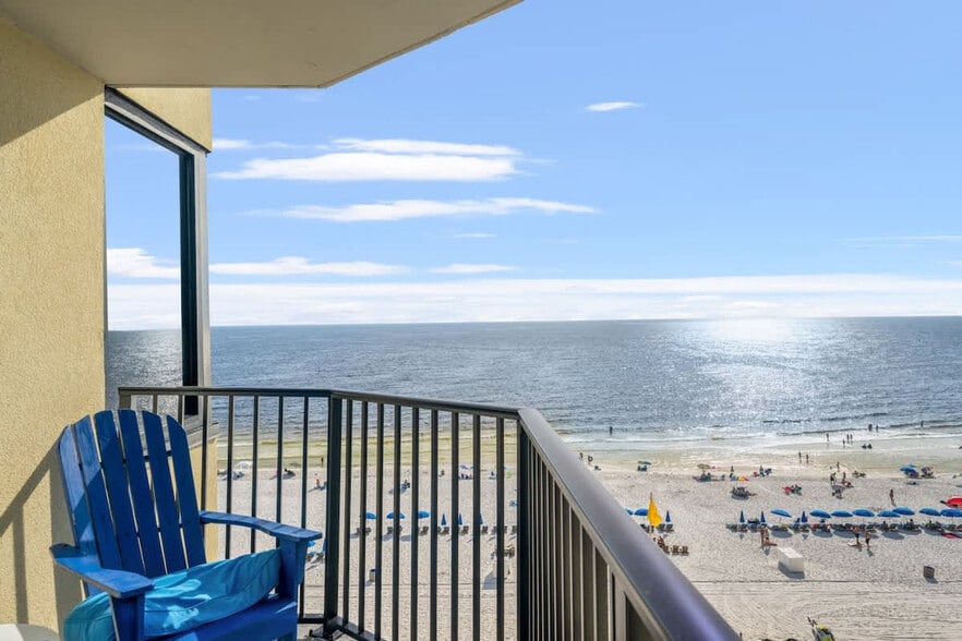 Building Photo - 9850 S Thomas Dr