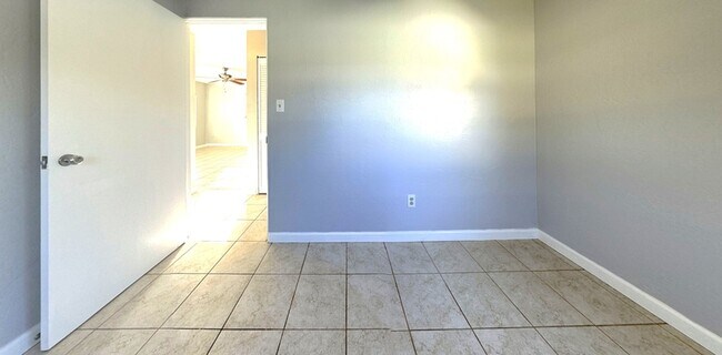 Building Photo - 5566 Kelly Dr N