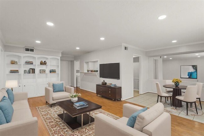 Building Photo - 355 N Post Oak Ln